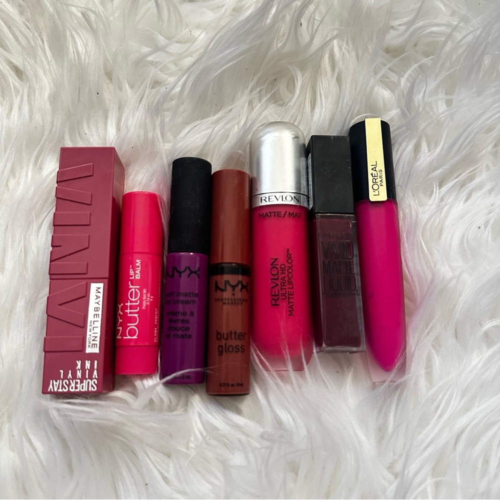 Bundle of lipstick and lip gloss set